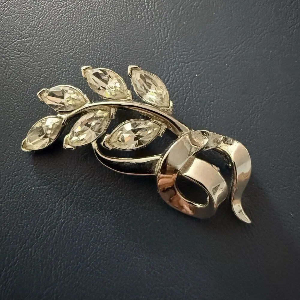 Vintage Silver Tone Signed Crown Trifari Rhinestone Cascade Brooch Pin